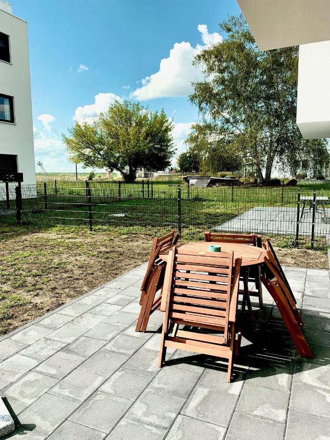 Modernes Apartment Am See Mit Terrasse Grossraeschen Eksteriør billede
